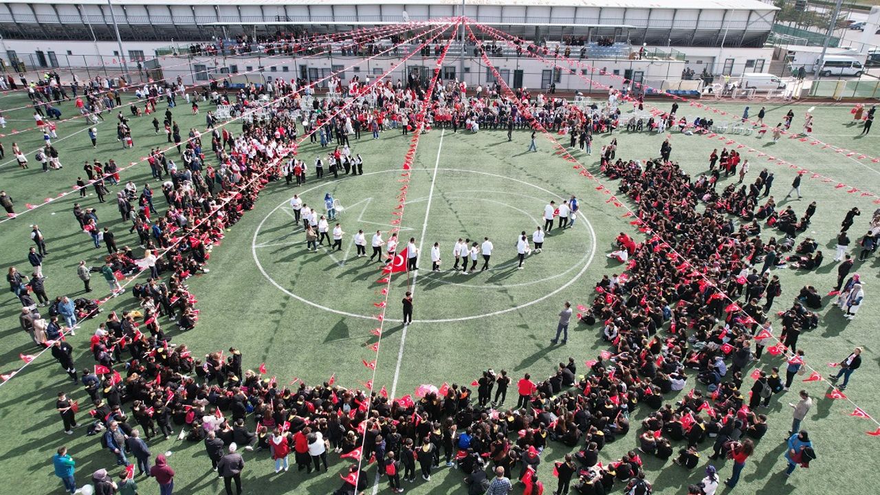 Sincan’da yer gök kırmızı-beyaz oldu