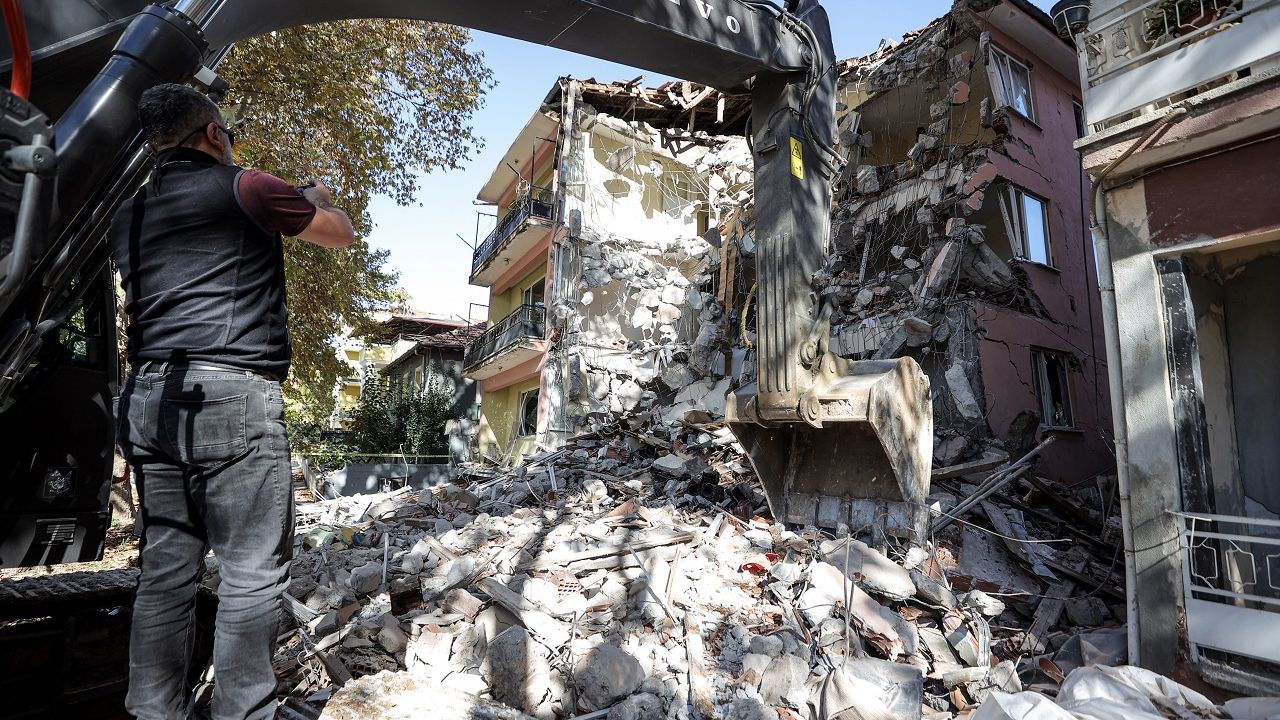 Bakan Kurum: Sındırgı'da 80'i konut 127 bağımsız bölüm ağır hasarlı