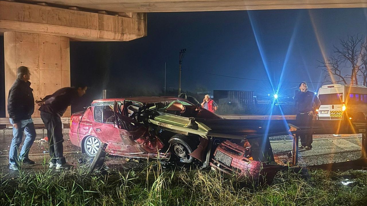 Tekirdağ'da otomobil bariyere çarptı: 2 ölü, 1 yaralı