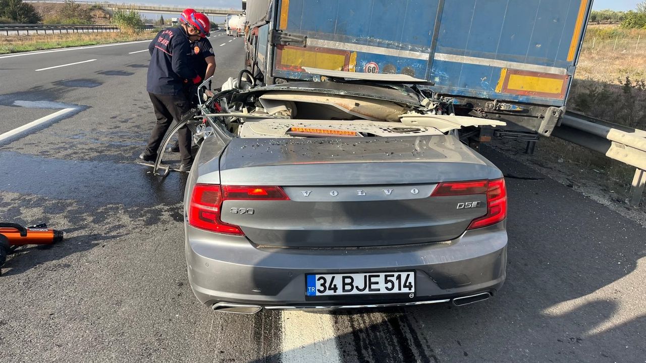 TIR'a arkadan çarpan otomobilin sürücüsü öldü