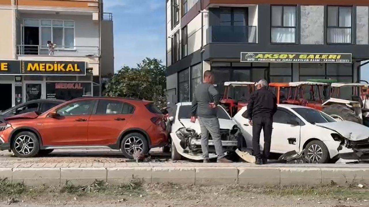 TIR, park halindeki 4 otomobil ile 4 traktöre çarptı; kaza kamerada