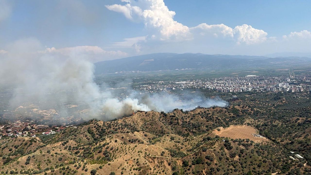 Aydın'da tarım arazisinde yangın: 4 helikopter müdahale ediyor!