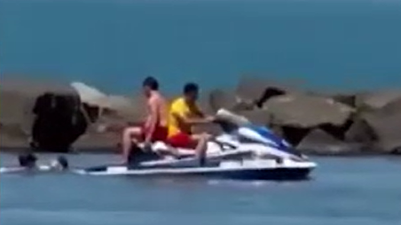 Denizde boğulma tehlikesi geçiren genç kız, hastanede hayatını kaybetti!