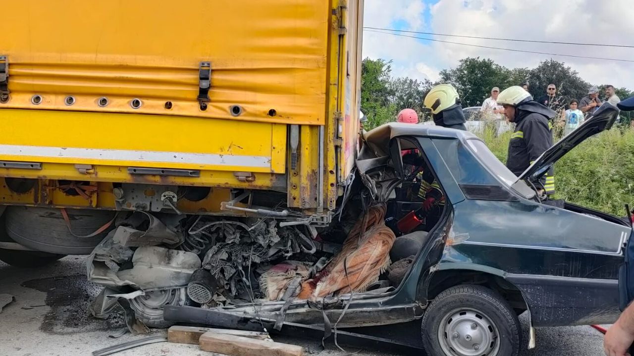 Otomobil, park halindeki TIR'a çarptı; sürücü ile eşi öldü