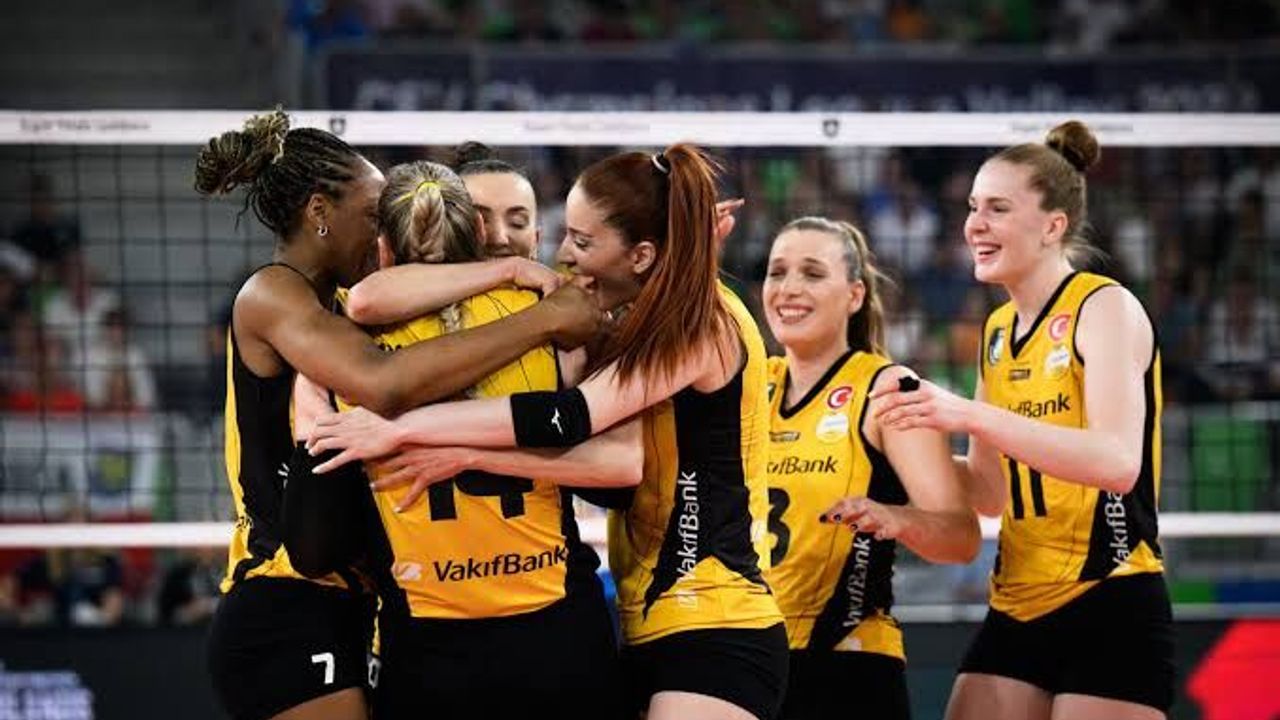 VakıfBank'ta devam edecek isimler belli oldu: 16 yaşındaki Aylin, A takıma alındı