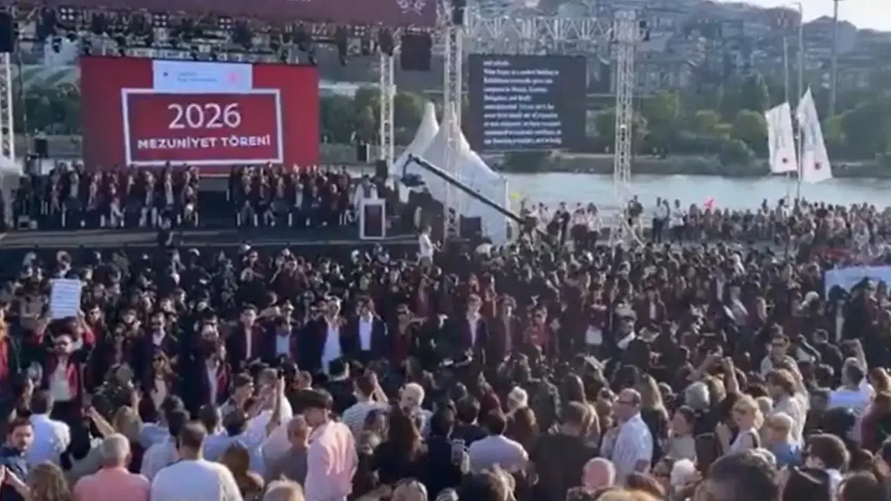 Bilgi Üniversitesi mezuniyetinde 'kayyım rektör' protestosu