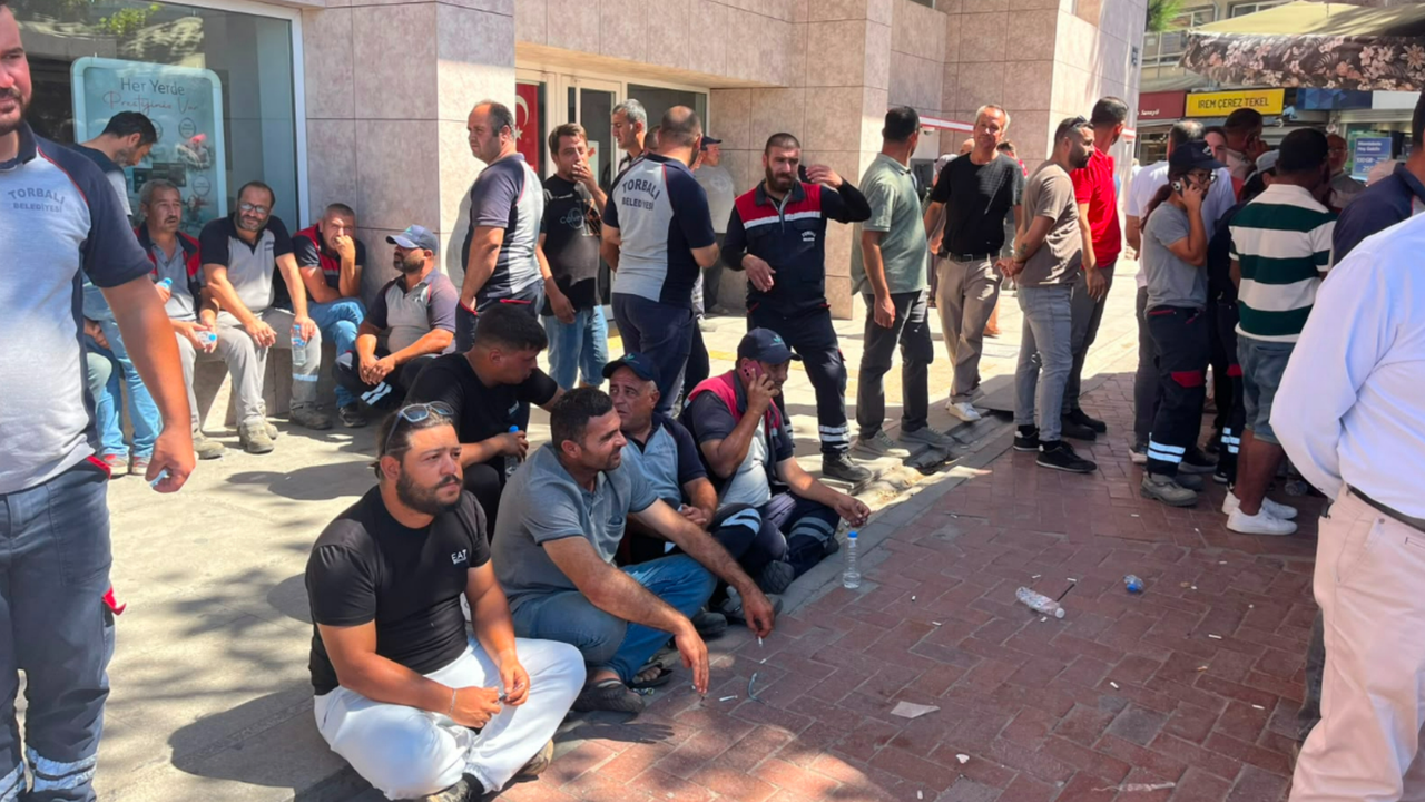CHP’li İzmir Torbalı Belediyesi işçileri alacakları için iş bıraktı