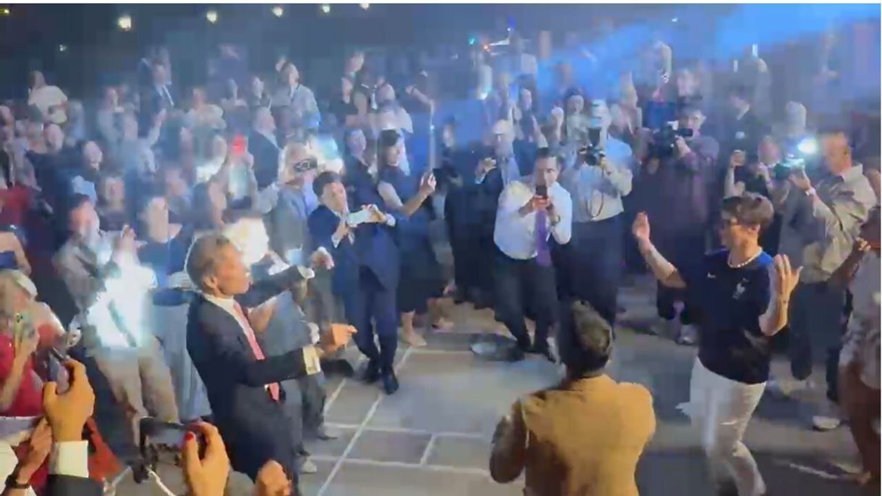 Fransa ve Belçika büyükelçileri, 'Erik Dalı' performansıyla dikkat çekti!