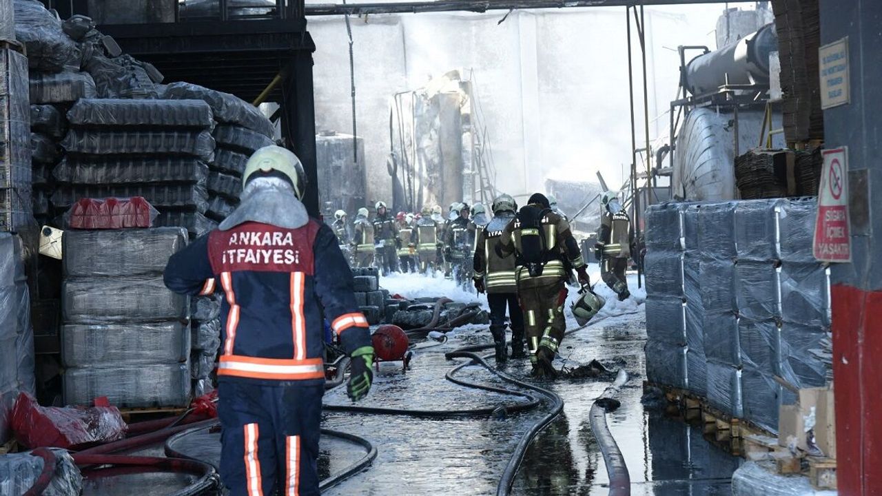 Atık yağ geri dönüşüm fabrikasındaki yangına çok sayıda ekip müdahale etti
