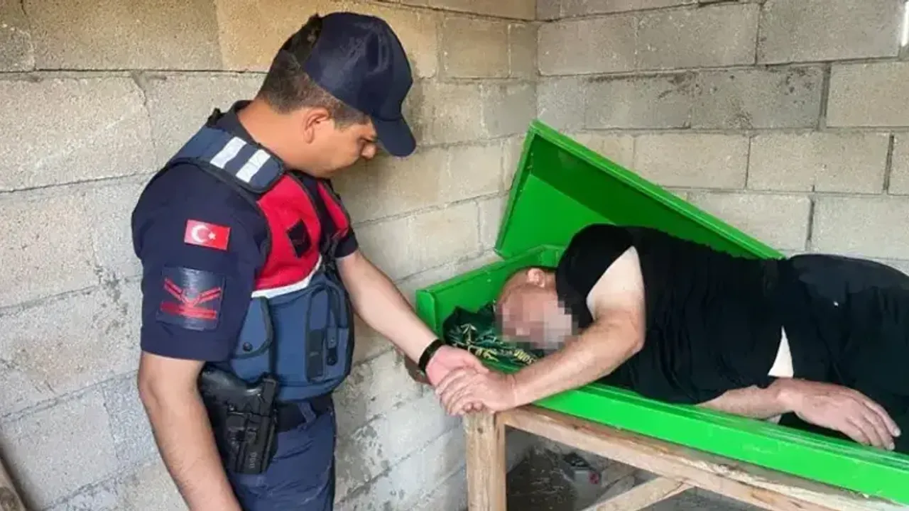 Kayıp olarak aranan kişi mezarlıktaki tabutun içinde sağ bulundu