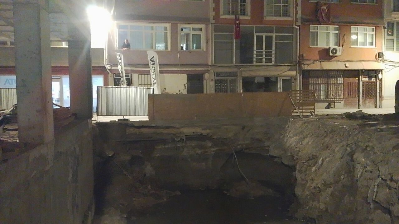 Silivri’de inşaat hâlindeki binanın temelinde toprak kaydı; sokak trafiğe kapatıldı