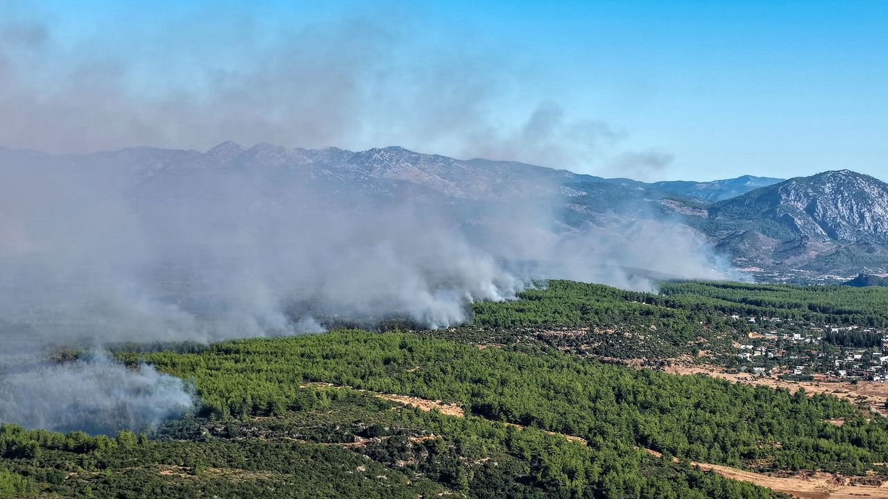 Antalya’daki yangın 2’nci gününde; 2 bini aşkın hane elektriksiz kaldı