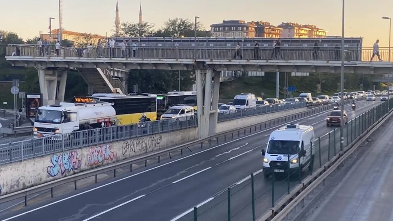 Beyoğlu’nda arızalanan tanker E5’te trafiği kilitledi