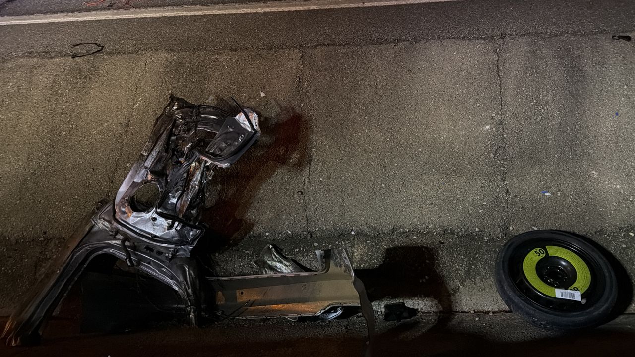 Çanakkale’de otomobil aydınlatma direğine çarptı: 2 ölü