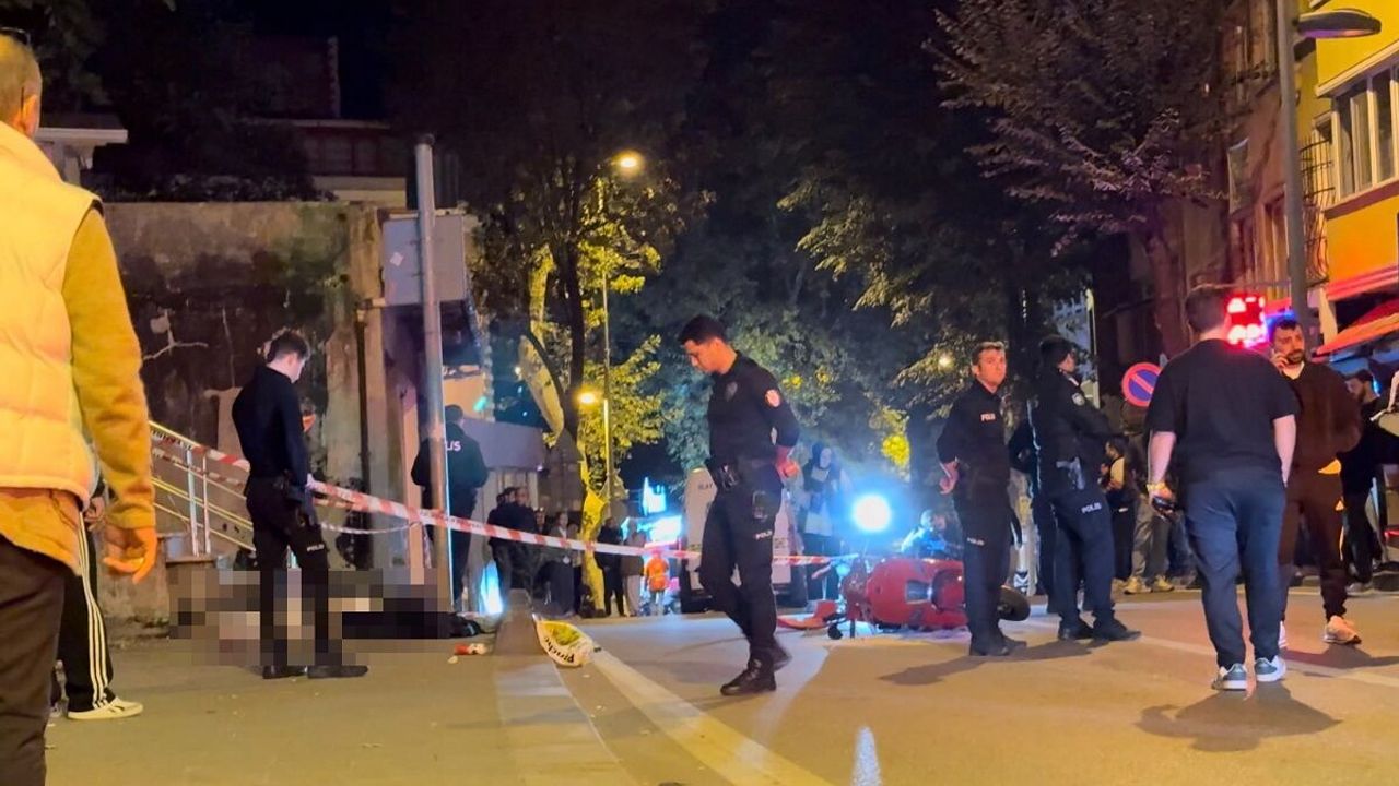 Biri direğe, diğeri elektrik panosuna çarpan iki motosikletli öldü!