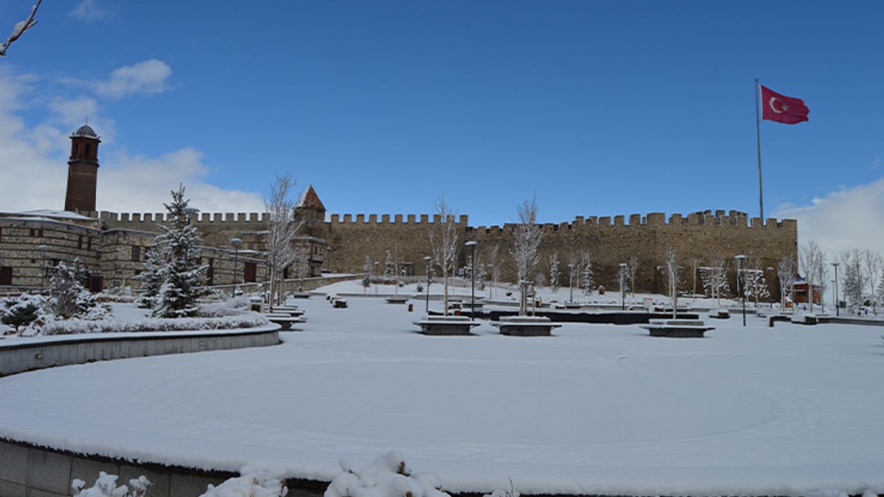 Erzurum’da ilkbaharda kar yağdı: Şehir beyaza büründü
