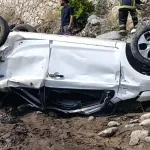 Adana’da feci kaza! Otomobil dereye uçtu