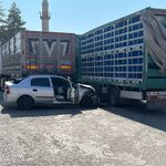 Polisten kaçan sürücü, park halindeki 2 TIR'a çarptı; 2 yaralı