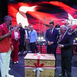 Hakan Altun’a sahnede ‘çeyiz sandığı’ hediye edildi