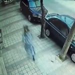 Kadın kıyafetleri giyip hırsızlık için eve girdi; fark edilince mahalleli kovaladı