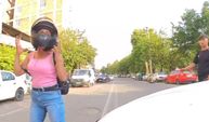 Otomobil ile çarpışan motosikletin sürücüsü, kaputun üzerine düştü; kaza kamerada