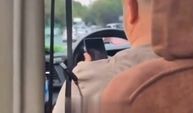 Minibüs şoförü seyir halindeyken porno izledi! O anlar kamerada