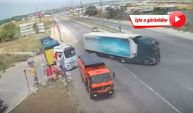TIR ile çarpışan otomobilin sürücüsü yaralandı; kaza kamerada