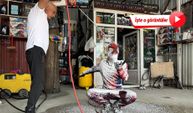Türkiye’yi gezen Örümcek Adam’ı hortumla yıkadılar!