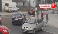Otomobille çarptığı 'dur' tabelasına sinirlendi, yerinden sökmeye çalıştı