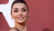 Hande Erçel'in son pozlarına beğeni yağdı: Derin göğüs dekoltesi olay oldu!