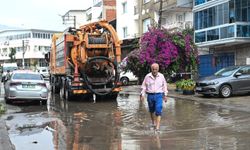 İzmir'de sağanak yağış hayatı olumsuz etkiledi