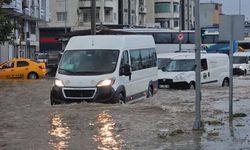 Adana'da dolu ve sağanak etkili oldu: Yollar göle döndü, evleri su bastı
