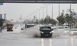 Başkent Ankara’da sağanak etkisini gösterdi: Cadde ve sokakları su bastı