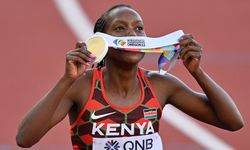 Kenyalı atletten bir haftada 2 ödül: Faith Kipyegon, kazandığı ödülle babasına otomobil alacak