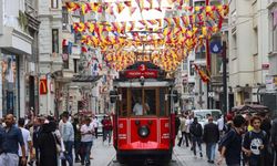 Şampiyon Galatasaray'ın bayrakları İstiklal Caddesi'ne asıldı