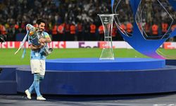 UEFA Şampiyonlar Ligi kupası İlkay Gündoğan'ın ellerinde yükseldi