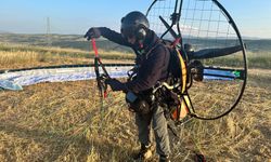 58 yaşında paramotor öğrendi ve 10 yıldır tutku ile uçuyor