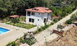 Antalya'da villa bahçesine devrilen otomobildeki 6 kişi yaralandı