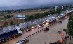 Bolu'da sağanak nedeniyle heyelan ve taşkın meydana geldi: 20 kilometre araç kuyruğu oluştu