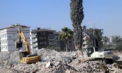 Hatay'da ağır hasarlı binaların yıkımı sürüyor