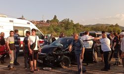 Kastamonu'da çarpışan hafif ticari araç ile otomobildeki 10 kişi yaralandı