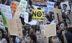 Çevrecilerden protesto: Ellerini piste yapıştırarak Madrid'de havalimanını bloke ettiler