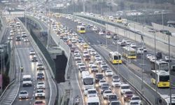 Haftanın son iş gününde İstanbul'da trafik yoğunluğu yaşanıyor