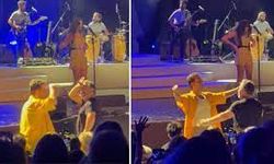 Melike Şahin'in konserinde Uraz Kaygılaroğlu şarkıya eşlik etti ve kahkaha attırdı