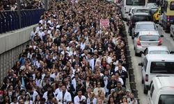 Sağlık çalışanları maaş zammı protestosu için yurt genelinde yarın iş bırakma kararı aldı