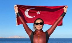 Milli sporcu Şahika Ercümen, Ayvalık’ın kırmızı mercanlarını tanıtmak için dalış yaptı