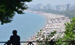 Antalya'da sıcak hava ve nemden bunalanlar sahillerde yoğunluk oluşturdu: Nem oranı yüzde 75