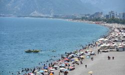 Antalya'da sahillerde tatil yoğunluğu yaşanıyor
