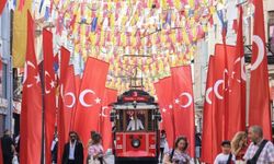 İstiklal Caddesi 30 Ağustos Zafer Bayramı'nda Türk bayraklarıyla donatıldı