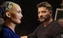 Oğuzhan Uğur'un konuğu Robot Sophia: Zavallısınız